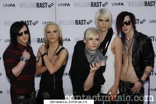uitati-va la ce haine are :| fitele lui strify